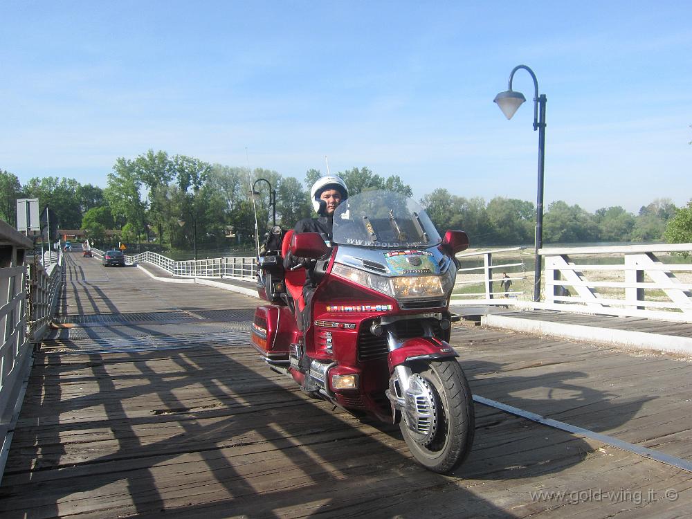 IMG_0243.JPG - Attraverso in moto il ponte barche di Bereguardo sul Ticino