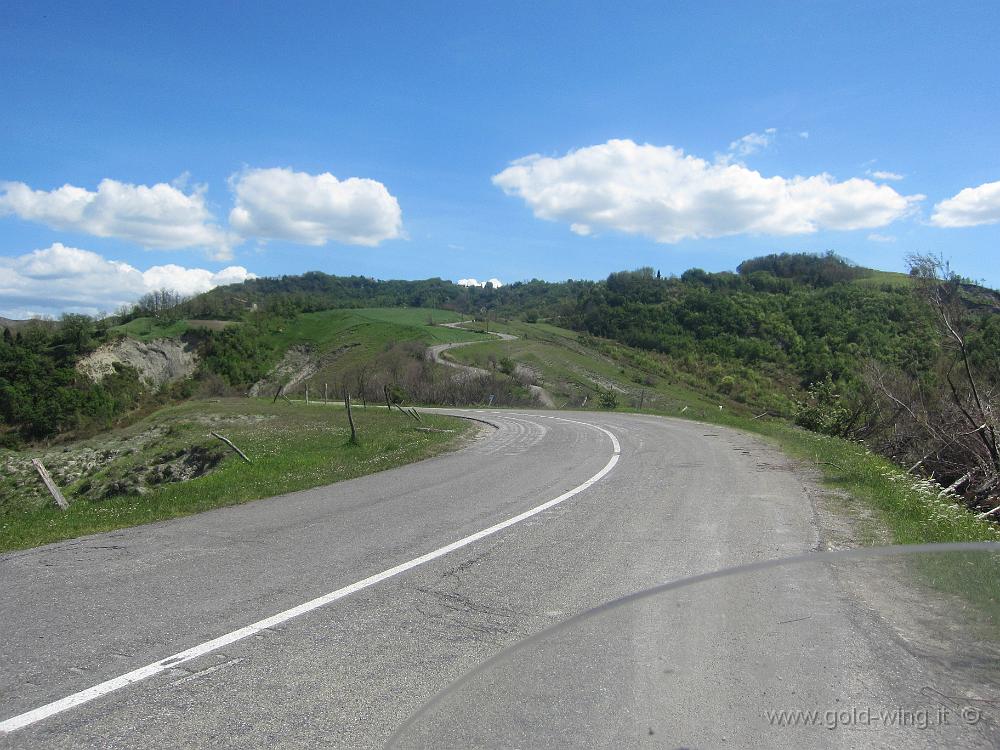 IMG_0247.JPG - Lasciata l'autostrada a Cesena, per raggiungere il punto di incontro con gli amici del forum di Mototurismo (presso Montecopiolo, PU), la strada (stretta e spesso dissestata) è un continuo di curve