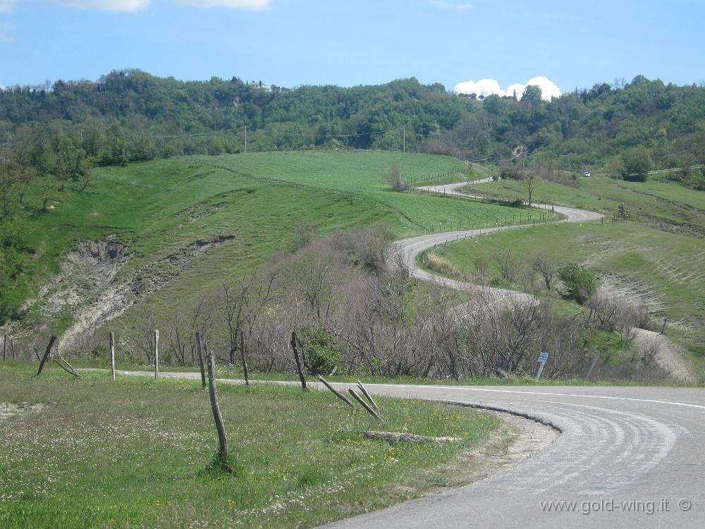 IMG_0248.JPG - Lasciata l'autostrada a Cesena, per raggiungere il punto di incontro con gli amici del forum di Mototurismo (presso Montecopiolo, PU), la strada (stretta e spesso dissestata) è un continuo di curve