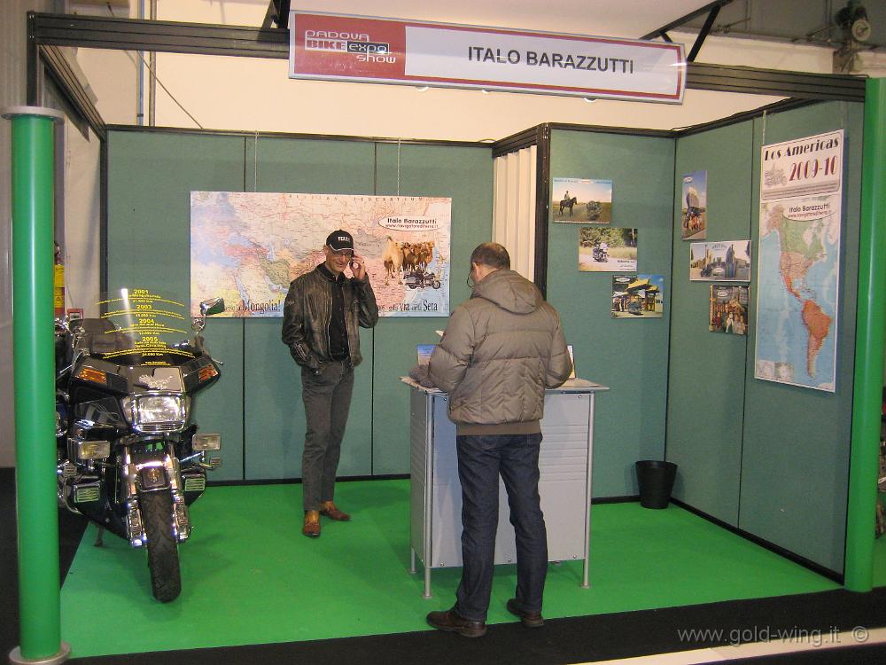 IMG_0115.JPG - Stand di Italo Barazzzutti (e la sua Gold Wing)