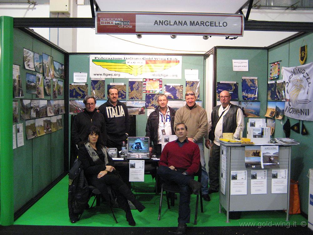 IMG_0135.JPG - Nel mio stand con gli amici della Federazione Italiana Gold Wing Club