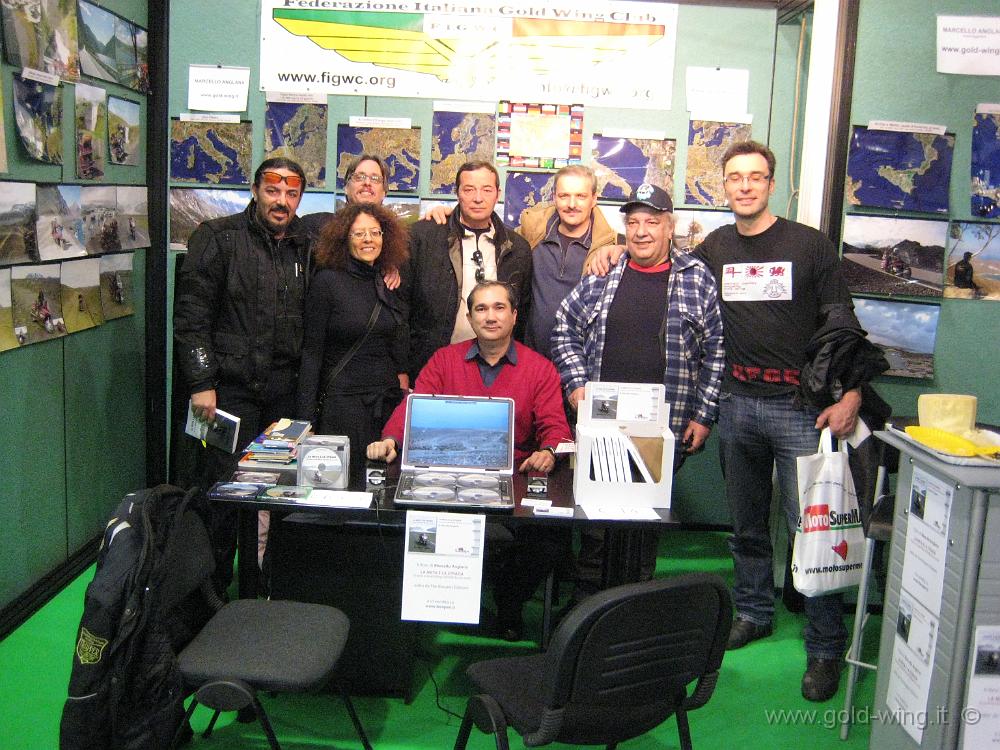 IMG_0136.JPG - Nel mio stand con gli amici della forum di Mototurismo