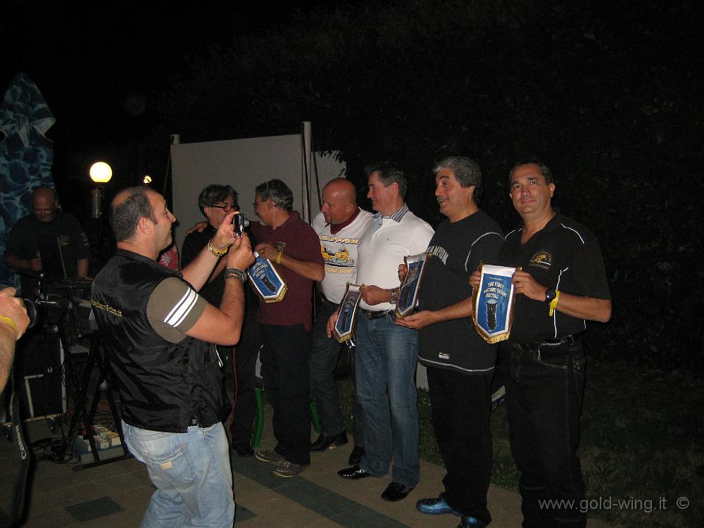 IMG_0094.JPG - Premiazione dei Club presenti: Gold WIng Club Top Rider, Gold Wing Club i Lupi dell'Appennino, Gold WIng Club i Normanni e Gold Wing Club Italia