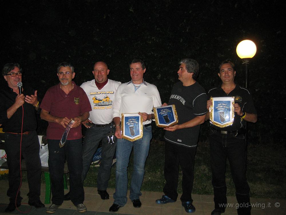 IMG_0095.JPG - Premiazione dei Club presenti: Gold WIng Club Top Rider, Gold Wing Club i Lupi dell'Appennino, Gold WIng Club i Normanni e Gold Wing Club Italia