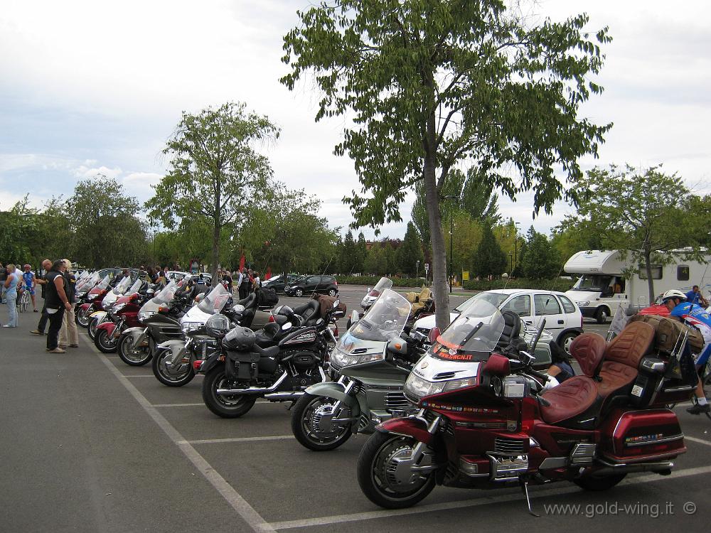 IMG_0107.JPG - Parcheggio di fronte al museo Ferrari