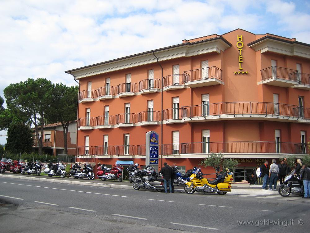 IMG_0047.JPG - Cesena Hotel: le moto pronte a partire