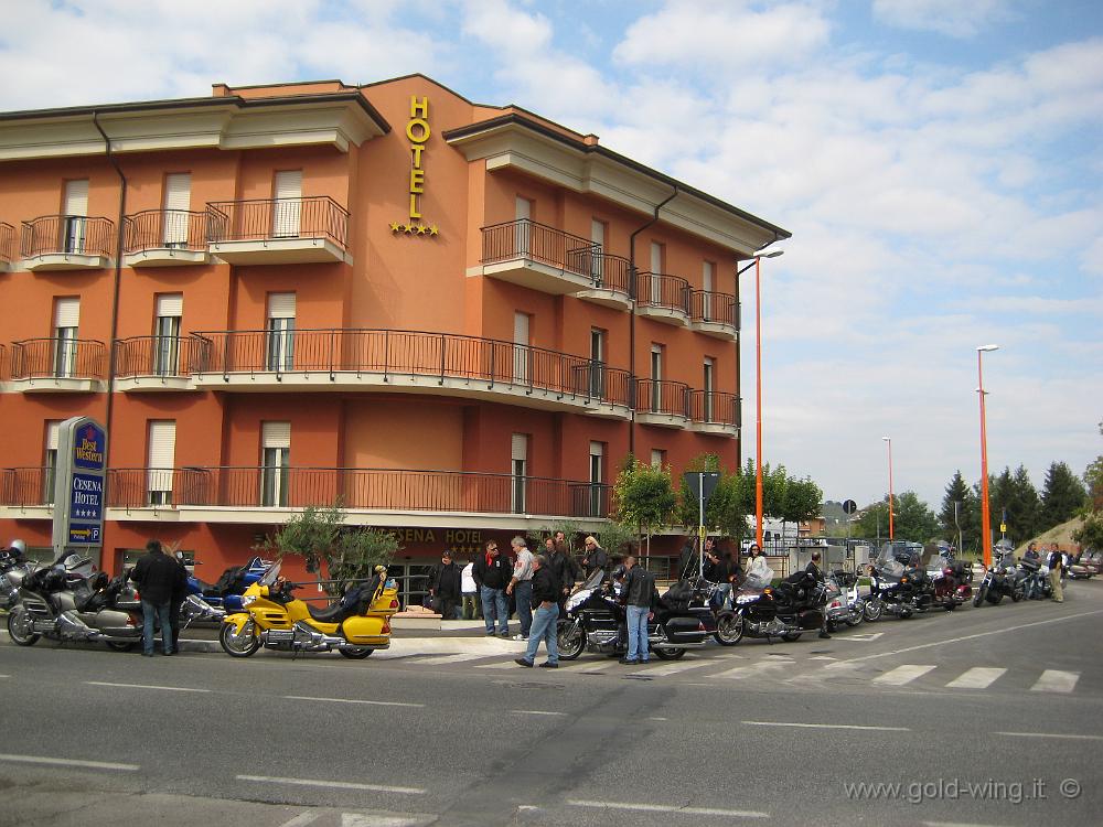 IMG_0048.JPG - Cesena Hotel: le moto pronte a partire