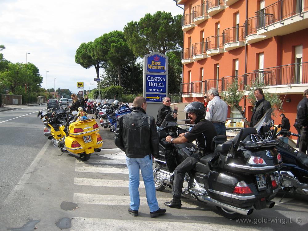 IMG_0049.JPG - Cesena Hotel: le moto pronte a partire