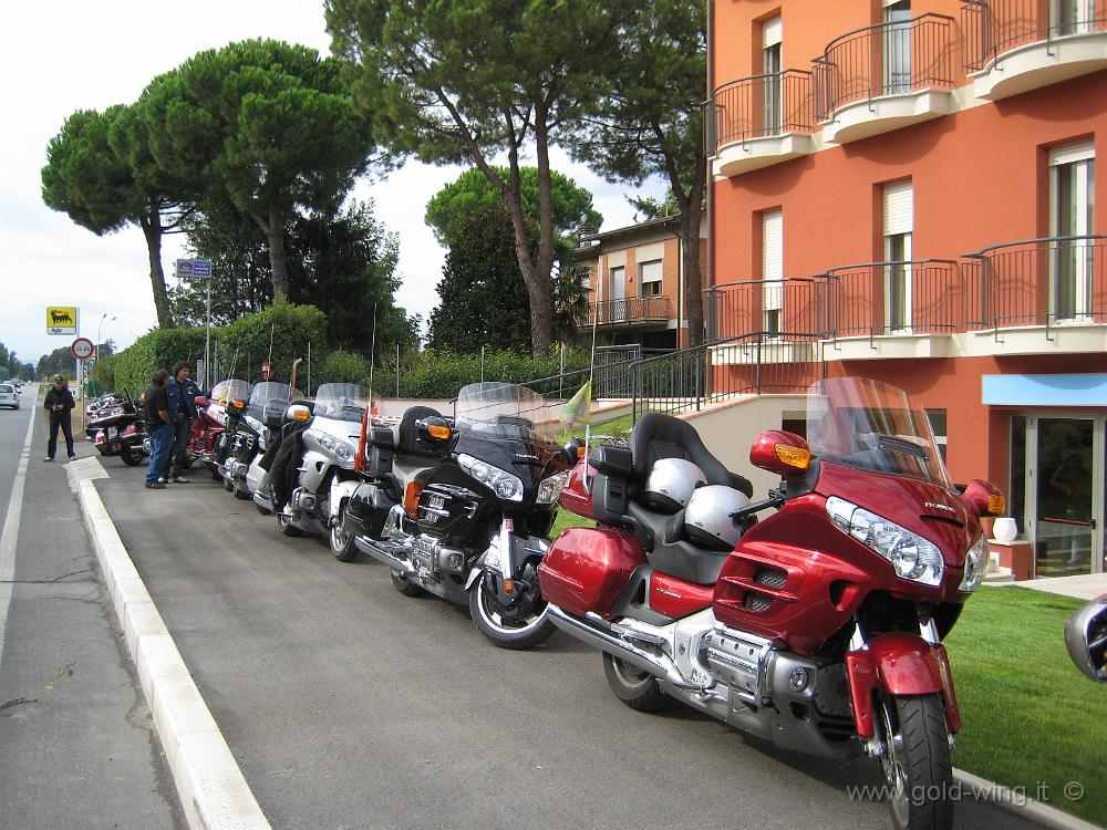 IMG_0052.JPG - Cesena Hotel: le moto pronte a partire