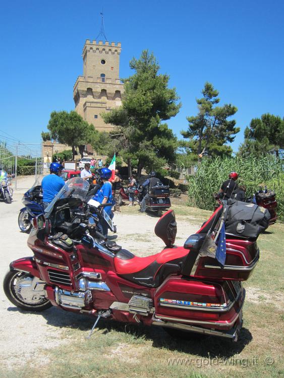 IMG_0511.JPG - La mia moto davanti alla Torre del Cerrano