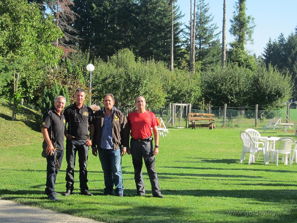 IMG_0001.JPG - Il Gold Wing Club i Normanni presente al raduno (altri 3 erano ancora a colazione)