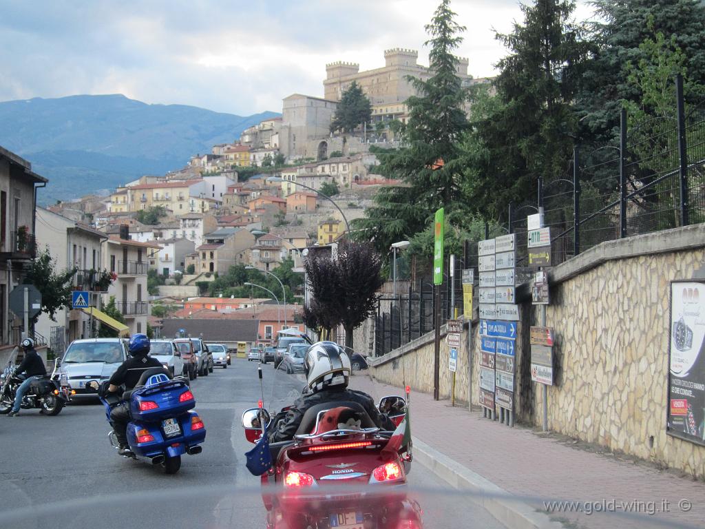 IMG_0408.JPG - Celano; sullo sfondo, il castello