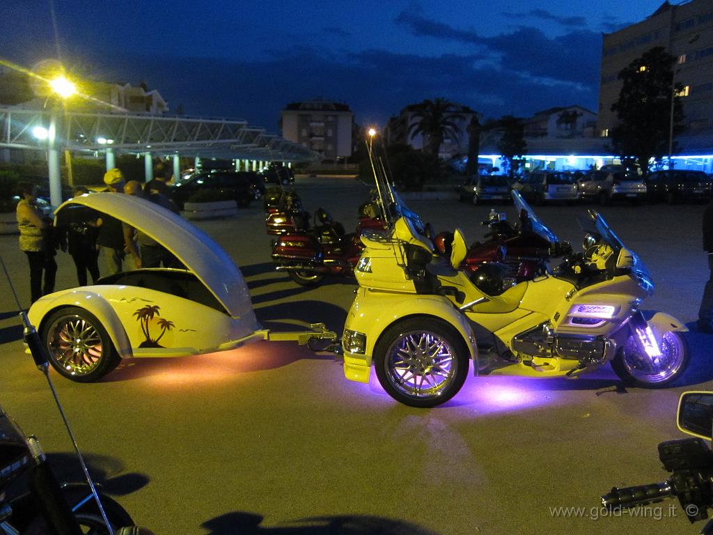 IMG_0494.JPG - Città Sant'Angelo (PE), parcheggio dell'Hotel Miramare, luogo di partenza del raduno. Gold Wing trike con rimorchio