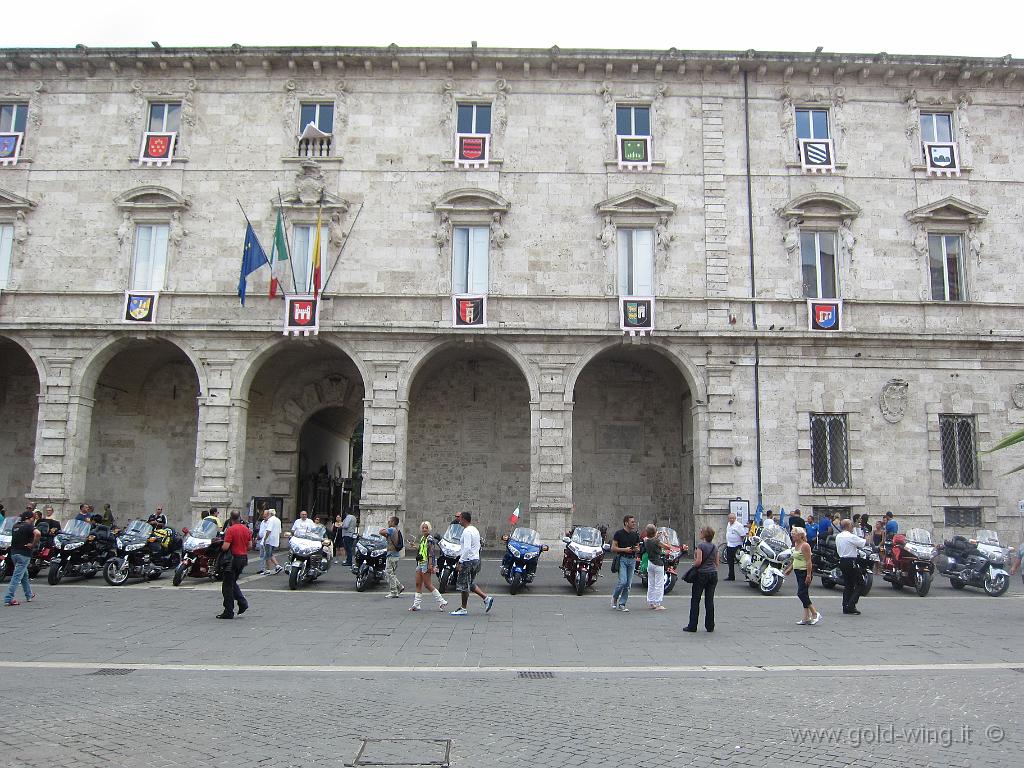 IMG_0706.JPG - Ascoli, piazza del Municipio