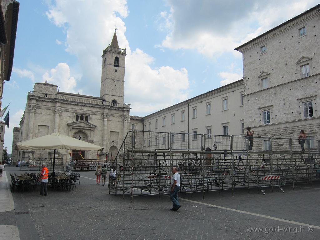 IMG_0708.JPG - Ascoli, piazza del Municipio