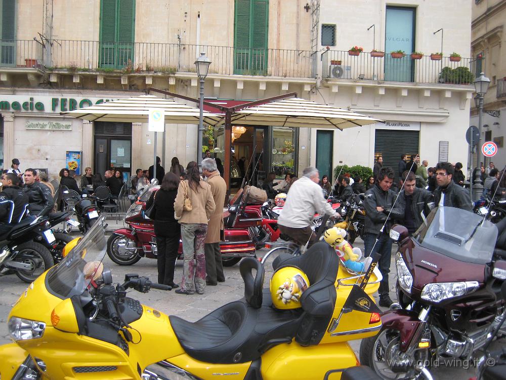 IMG_0226.JPG - Lecce, piazza S.Oronzo: conclusione della giornata