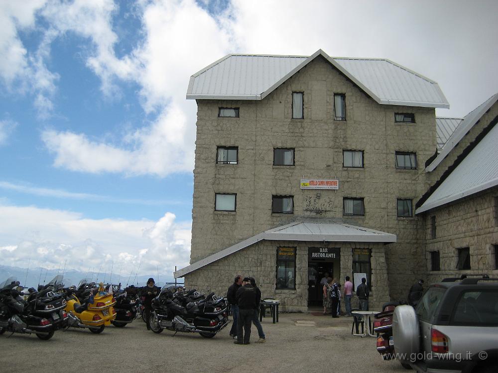 IMG_0126.JPG - Gran Sasso (m 2.912):  rifugio Duca d. Abruzzi (m 2.130)