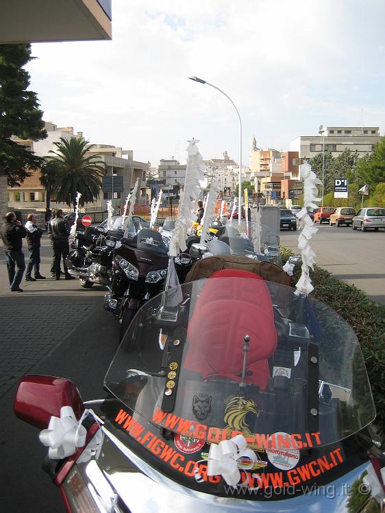 IMG_0002.JPG - Arrivati presso la casa della sposa, si addobbano le moto