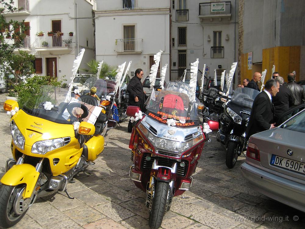 IMG_0060.JPG - Le moto dei Normanni davanti alla chiesa