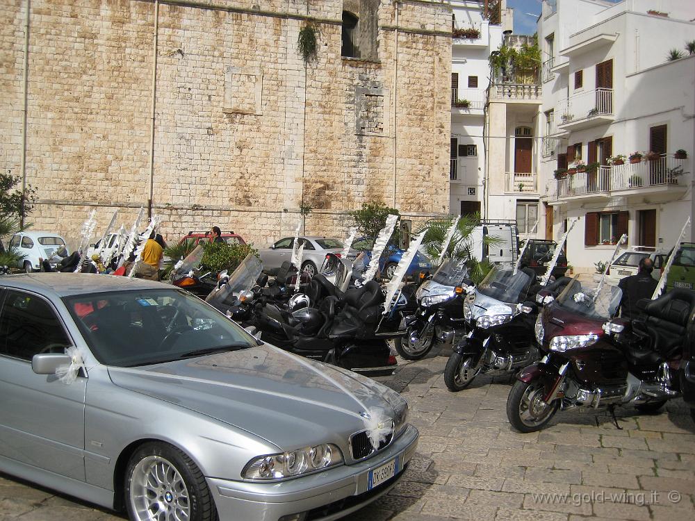 IMG_0070.JPG - Le moto dei Normanni davanti alla chiesa