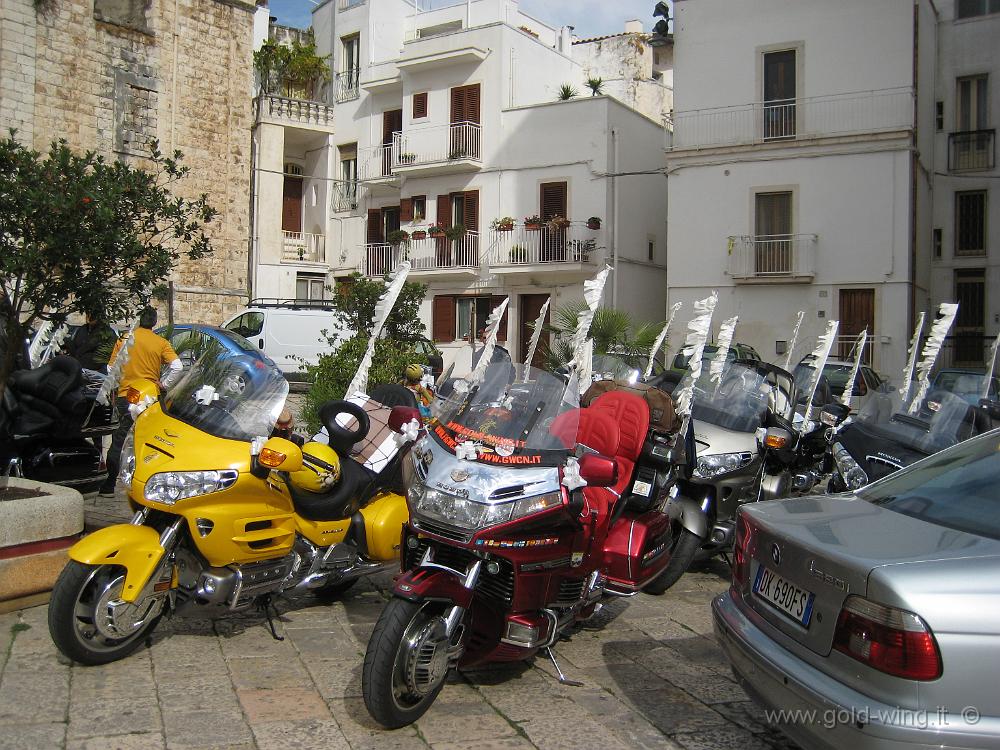 IMG_0071.JPG - Le moto dei Normanni davanti alla chiesa