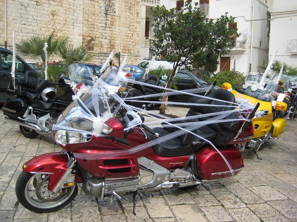 IMG_0111.JPG - Intanto, fuori dalla chiesa, i Normanni si sono divertiti un po' con la moto dello sposo