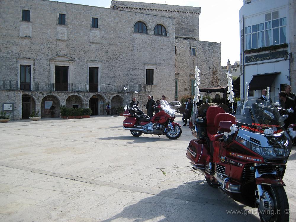 IMG_0236.JPG - Sosta davanti al castello di Conversano