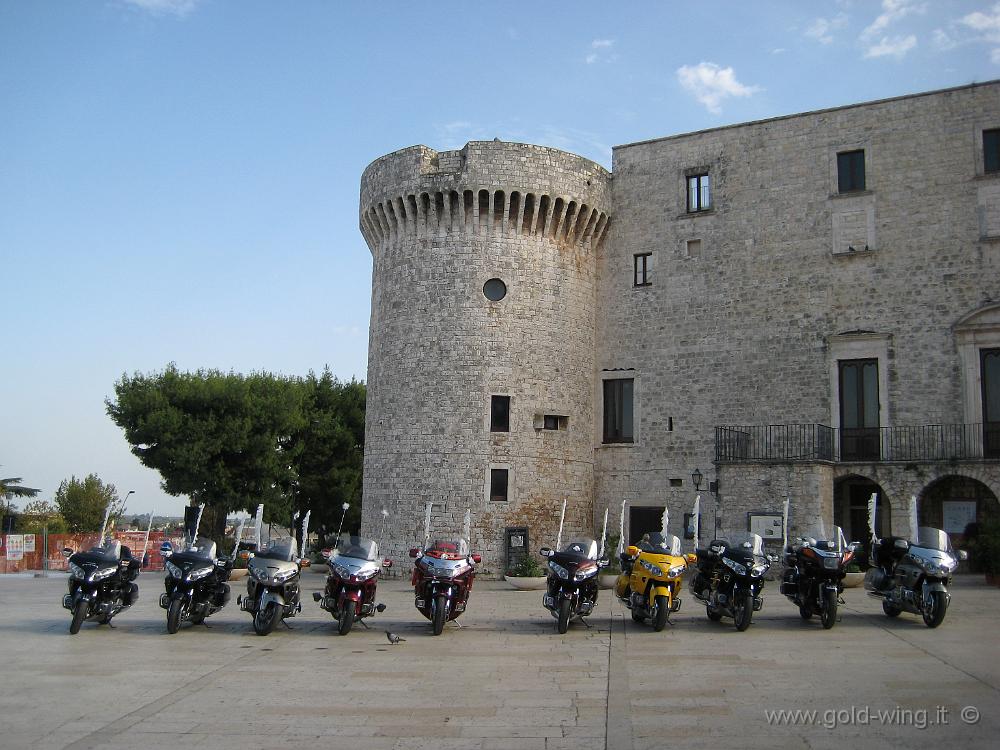 IMG_0246.JPG - Le Gold Wing dei Normanni schierate davanti al castello di Conversano