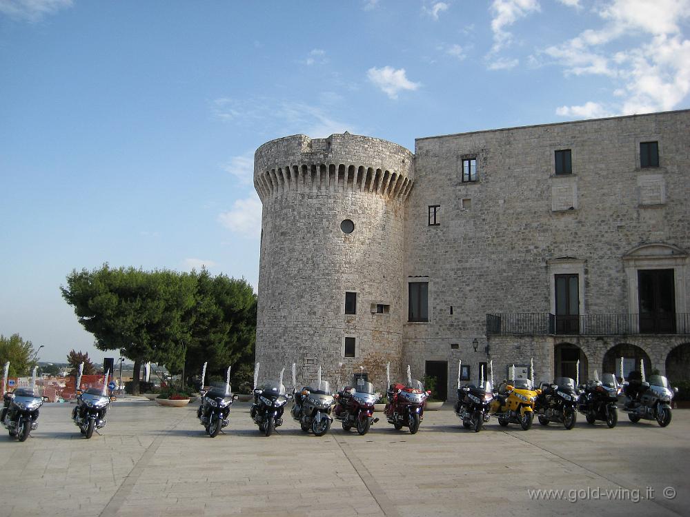 IMG_0248.JPG - Le Gold Wing dei Normanni schierate davanti al castello di Conversano