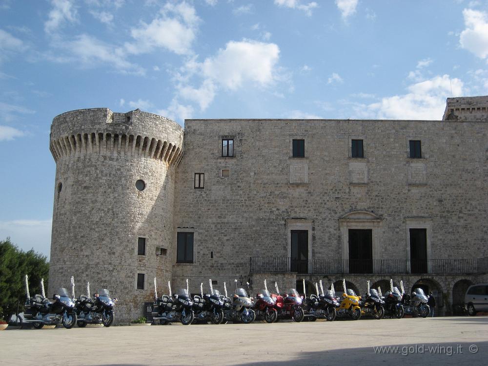 IMG_0254.JPG - Le Gold Wing dei Normanni schierate davanti al castello di Conversano