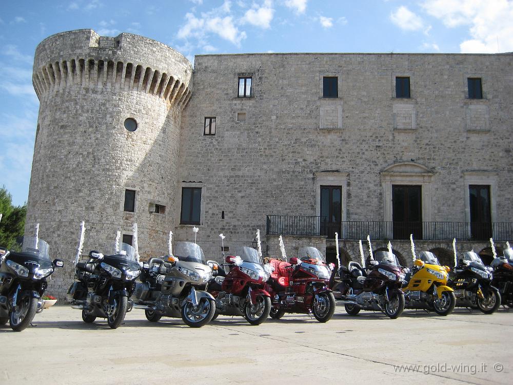 IMG_0256.JPG - Le Gold Wing dei Normanni schierate davanti al castello di Conversano