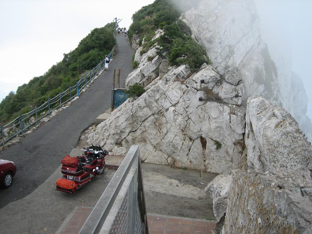 018.JPG - Gibilterra: la strada sulla cresta della montagna