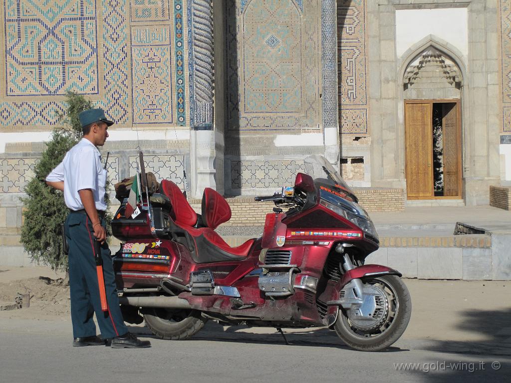 205.JPG - Poliziotto guarda la moto parcheggiata davanti alla moschea di Bibi Khanym