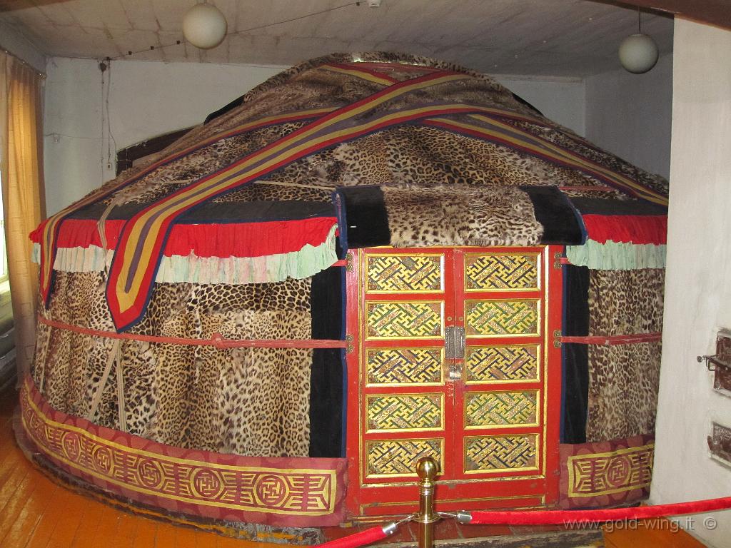 303.JPG - Ulan Bator (Mongolia), palazzo dinverno di Bogd Khan: gher di pelli di leopardo delle nevi