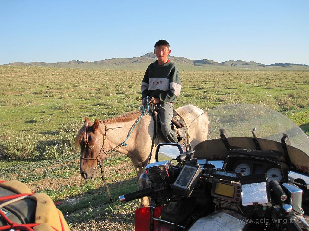 323.JPG - A sud-ovest di Lun (Mongolia), giovane cavaliere. Sono fermo per i danni alla moto