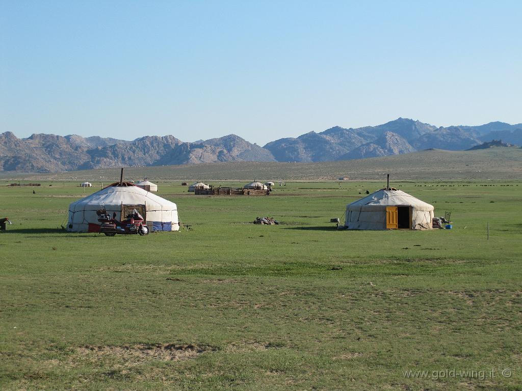 362.JPG - Mongolia, Mongol Els: Gher (e moto) nella steppa