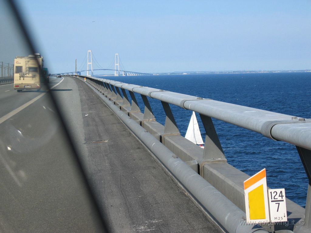 18-danimarca-100_0040.JPG - DANIMARCA - Il ponte sul Grande Belt tra le isole di Fyn e Sjaelland; una barca a vela passa di sotto