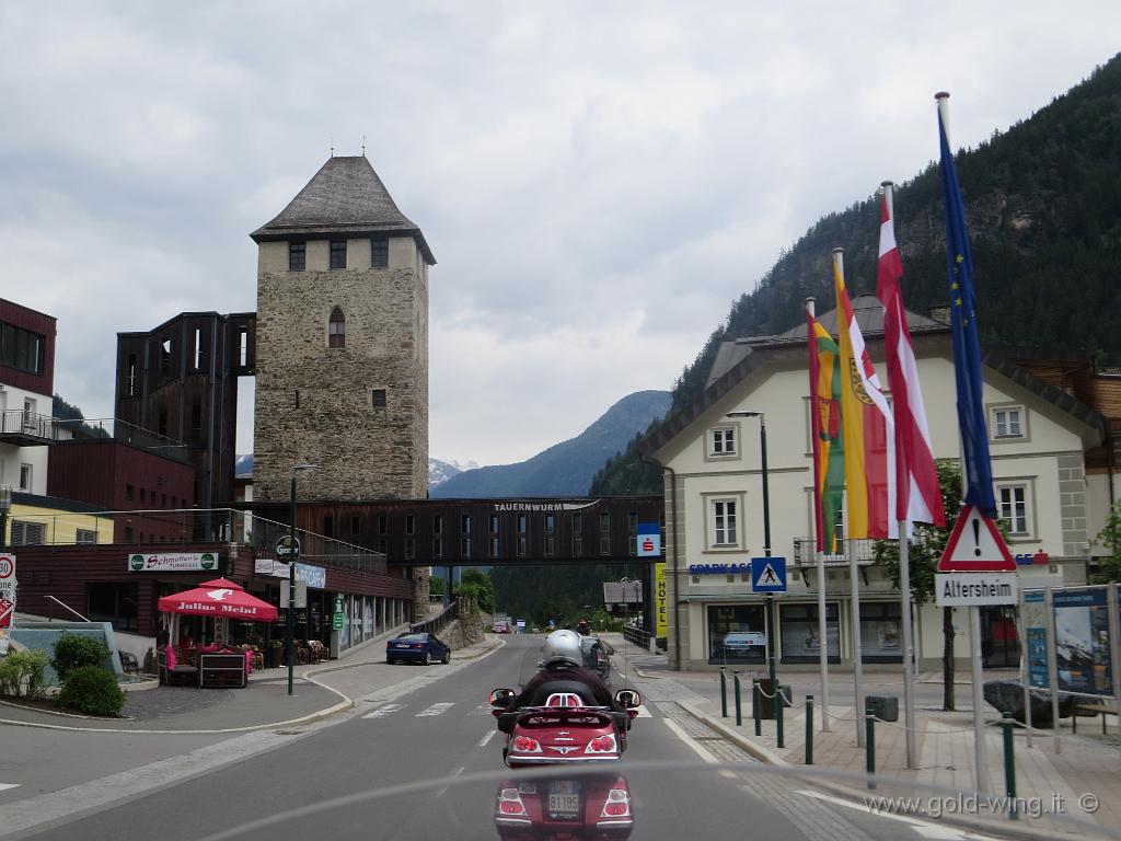 IMG_0111.JPG - Winklern (m 958): inizia la salita verso il Grossglockner (m 2.369)