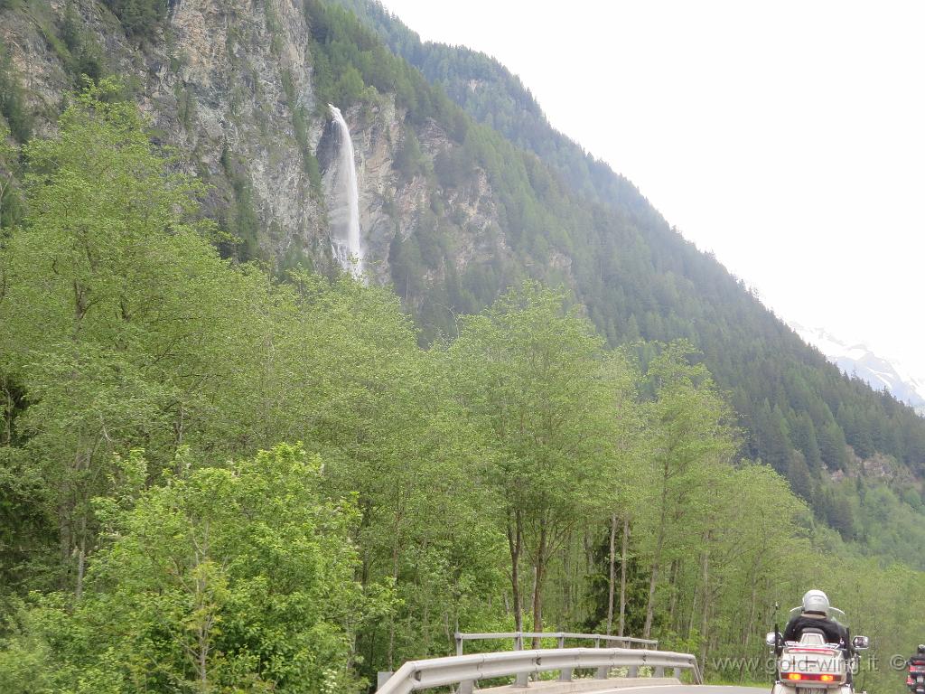 IMG_0132.JPG - Salita verso il Grossglockner (m 2.369): cascata