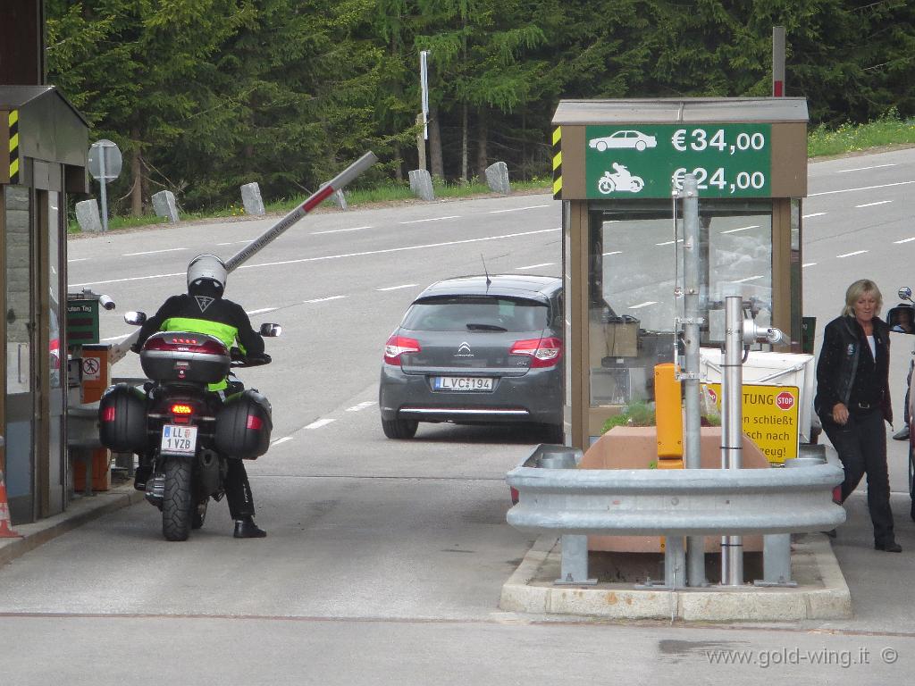 IMG_0141.JPG - Salita verso il Grossglockner (m 2.369): pagamento pedaggio