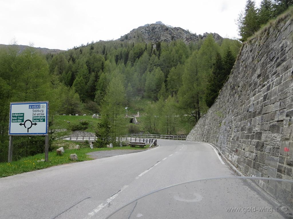 IMG_0143.JPG - Salita verso il Grossglockner (m 2.369): per il Grossglockner a sinistra, per l'Hoctor Pass a destra (m 2.504)