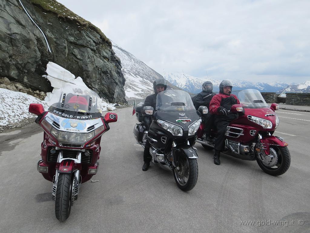 IMG_0163.JPG - Arrivo al Kaiser-Franz-Josefs-Höhe (Quota Imperatore Francesco Giuseppe) (m 2.369), di fronte al Grossglockner (m 3.798) e il ghiacciaio del Pasterze