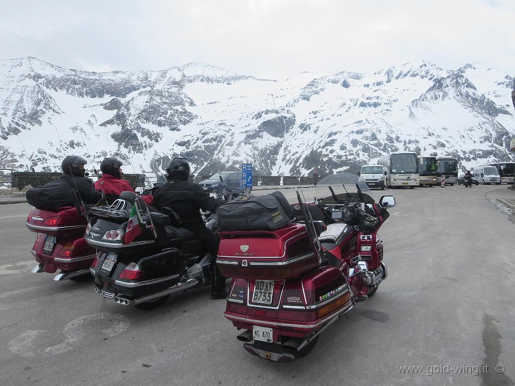 IMG_0164.JPG - Arrivo al Kaiser-Franz-Josefs-Höhe (Quota Imperatore Francesco Giuseppe) (m 2.369), di fronte al Grossglockner (m 3.798) e il ghiacciaio del Pasterze