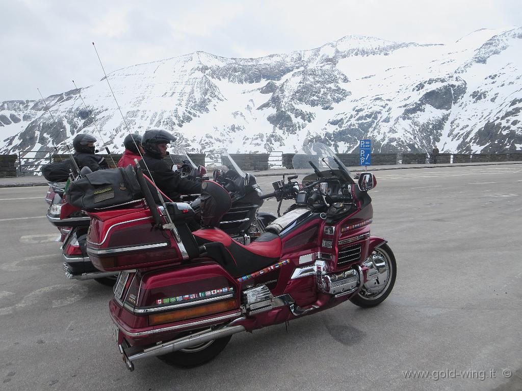 IMG_0165.JPG - Arrivo al Kaiser-Franz-Josefs-Höhe (Quota Imperatore Francesco Giuseppe) (m 2.369), di fronte al Grossglockner (m 3.798) e il ghiacciaio del Pasterze