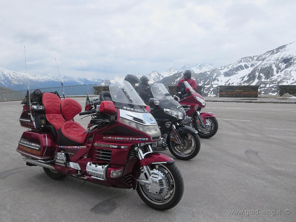 IMG_0166.JPG - Arrivo al Kaiser-Franz-Josefs-Höhe (Quota Imperatore Francesco Giuseppe) (m 2.369), di fronte al Grossglockner (m 3.798) e il ghiacciaio del Pasterze