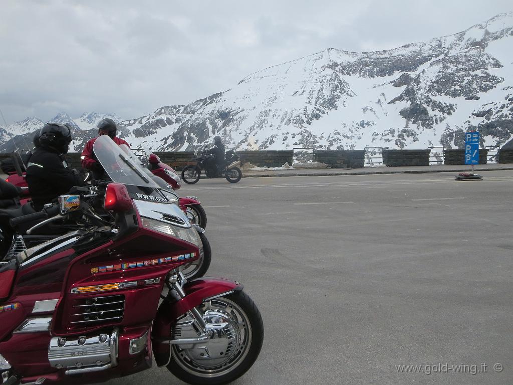 IMG_0167.JPG - Arrivo al Kaiser-Franz-Josefs-Höhe (Quota Imperatore Francesco Giuseppe) (m 2.369), di fronte al Grossglockner (m 3.798) e il ghiacciaio del Pasterze