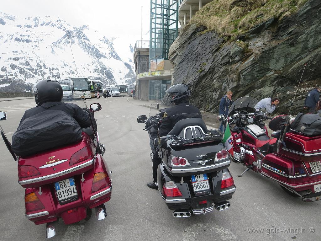 IMG_0168.JPG - Arrivo al Kaiser-Franz-Josefs-Höhe (Quota Imperatore Francesco Giuseppe) (m 2.369), di fronte al Grossglockner (m 3.798) e il ghiacciaio del Pasterze