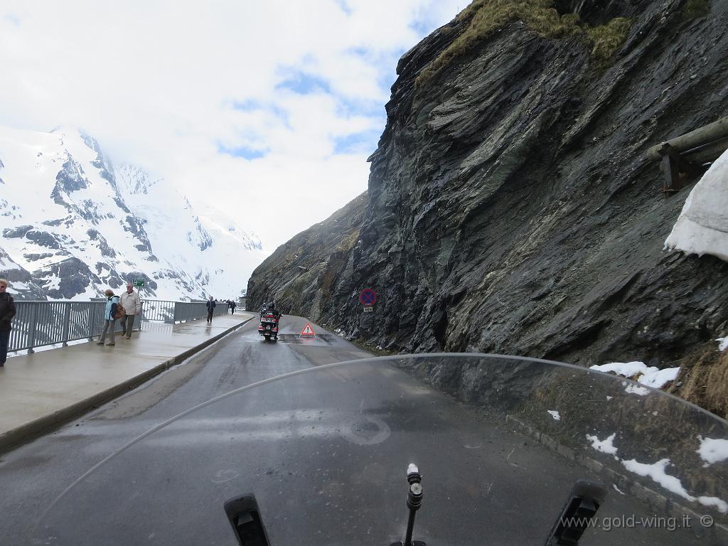 IMG_0170.JPG - Arrivo al Kaiser-Franz-Josefs-Höhe (Quota Imperatore Francesco Giuseppe) (m 2.369), di fronte al Grossglockner (m 3.798) e il ghiacciaio del Pasterze