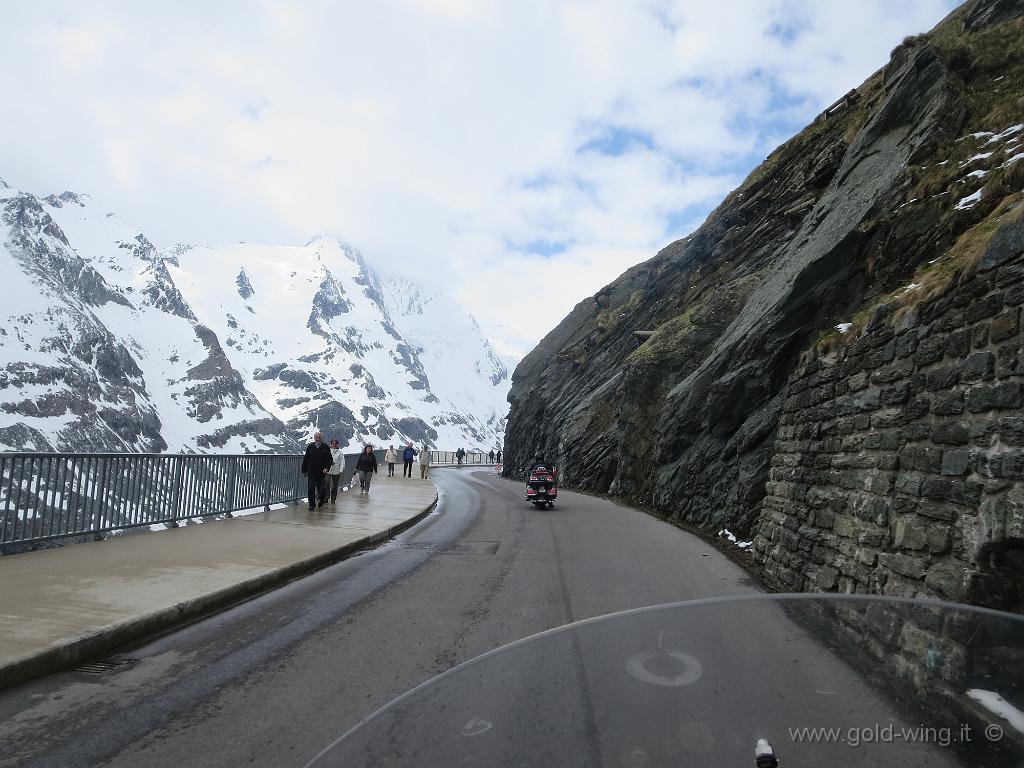 IMG_0171.JPG - Arrivo al Kaiser-Franz-Josefs-Höhe (Quota Imperatore Francesco Giuseppe) (m 2.369), di fronte al Grossglockner (m 3.798) e il ghiacciaio del Pasterze