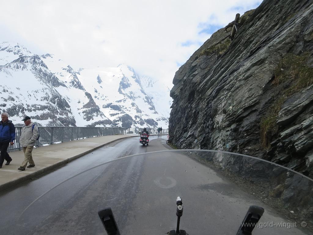 IMG_0172.JPG - Arrivo al Kaiser-Franz-Josefs-Höhe (Quota Imperatore Francesco Giuseppe) (m 2.369), di fronte al Grossglockner (m 3.798) e il ghiacciaio del Pasterze